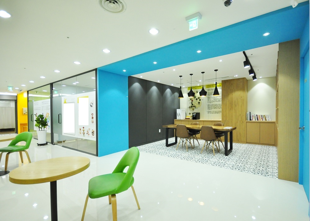 진료 전까지 쾌적하게 기다릴 수 있도록 마련된 공간입니다.