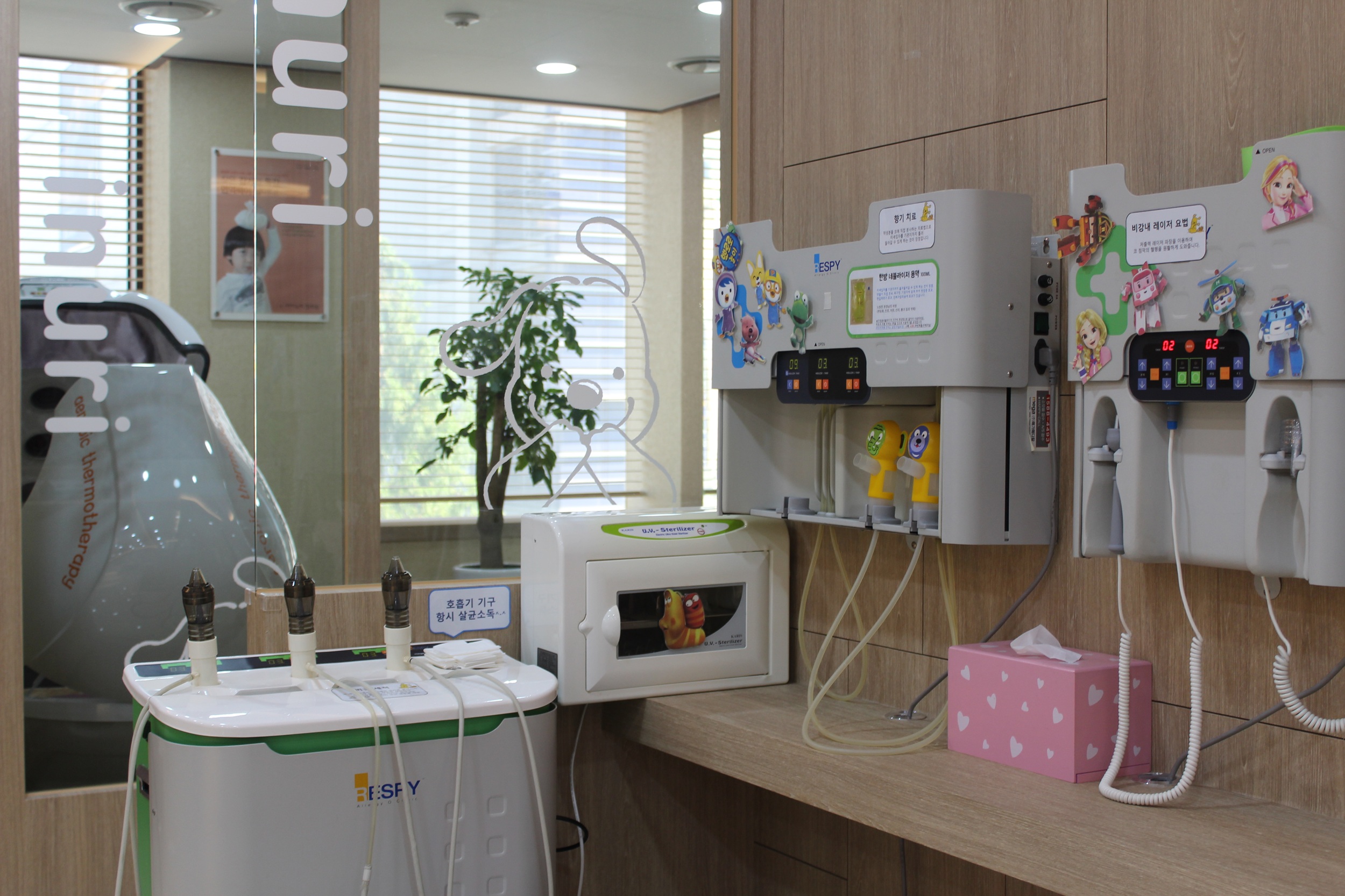 아이들의 숨이 편안해질 수 있도록 호흡기 치료가 진행되는 공간입니다.