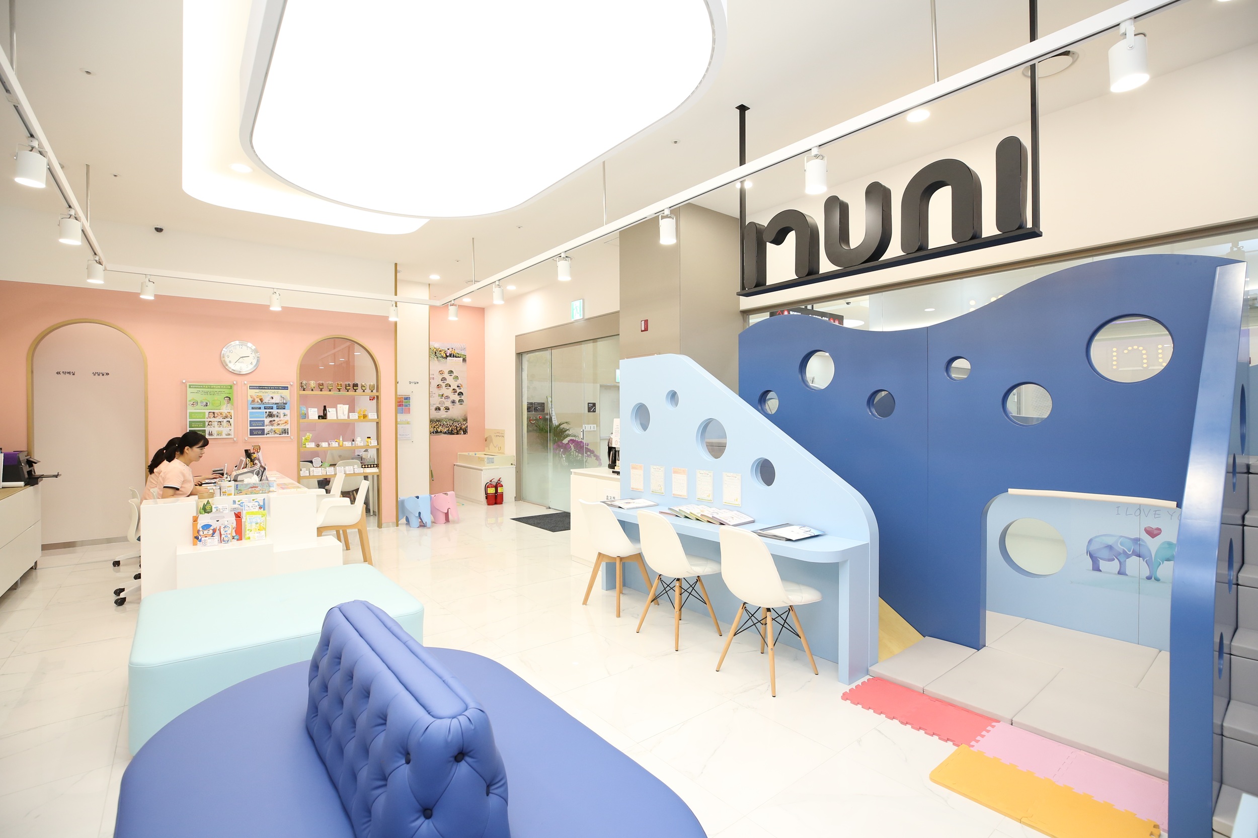 진료 전까지 쾌적하게 기다릴 수 있도록 마련된 공간입니다.