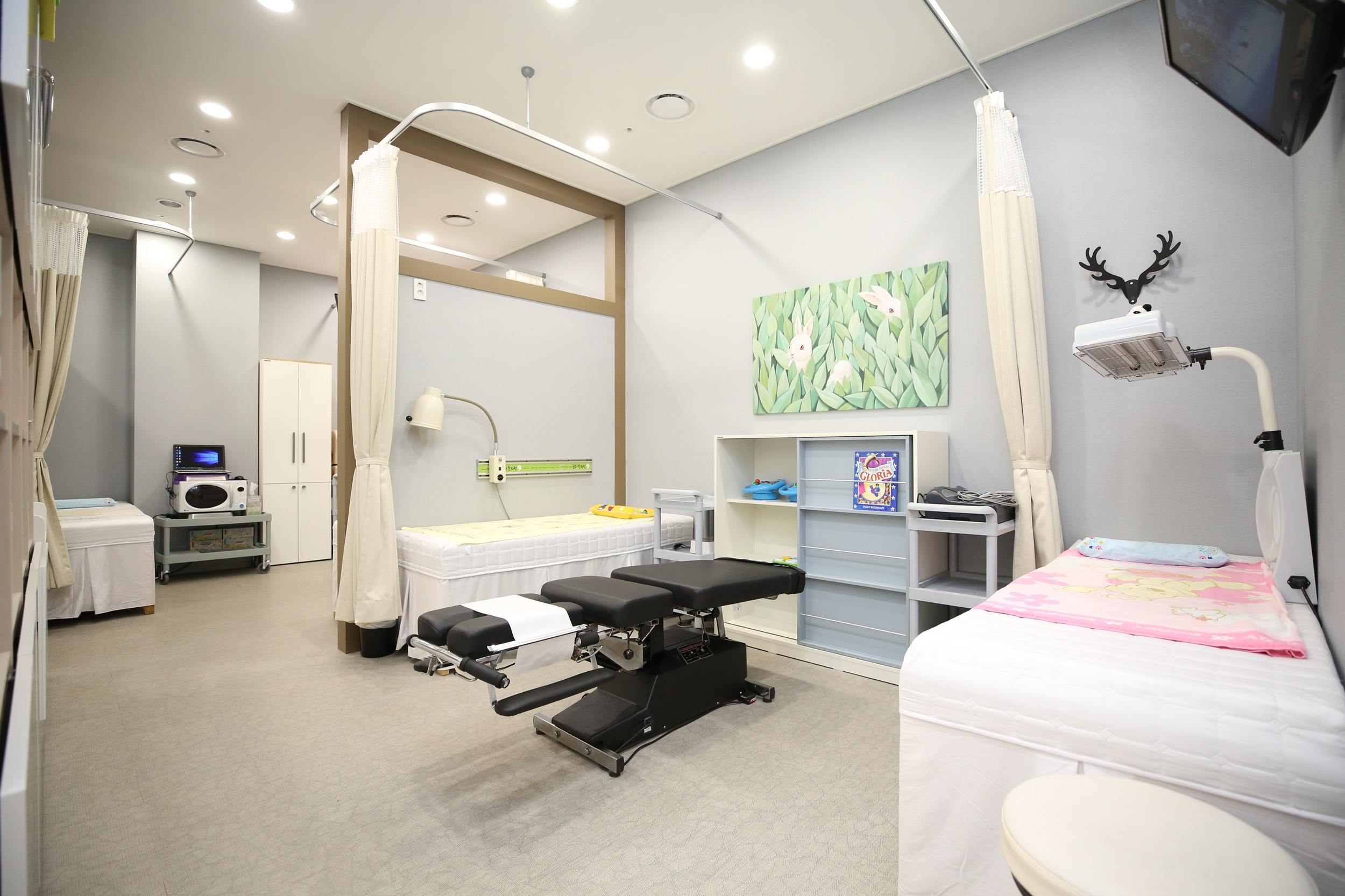 아이의 성장부터 통증, 바른 체형 교정까지 세심하게 치료하는 공간입니다.