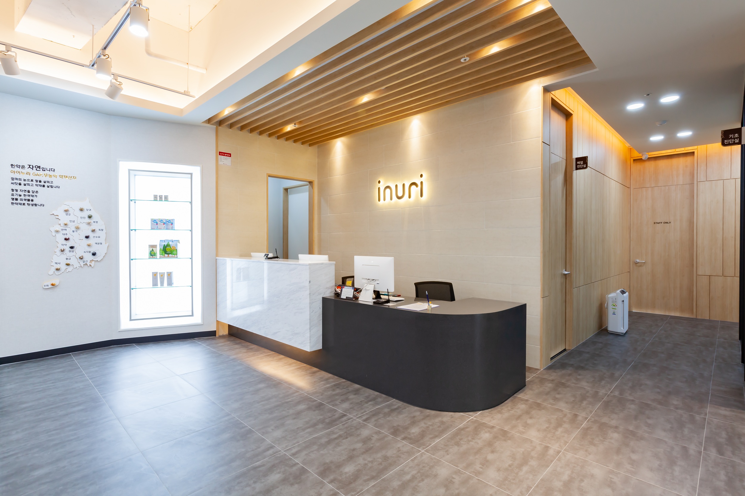 접수와 상담, 문의 안내까지 환자분들을 따뜻하게 맞이하는 첫 공간입니다.