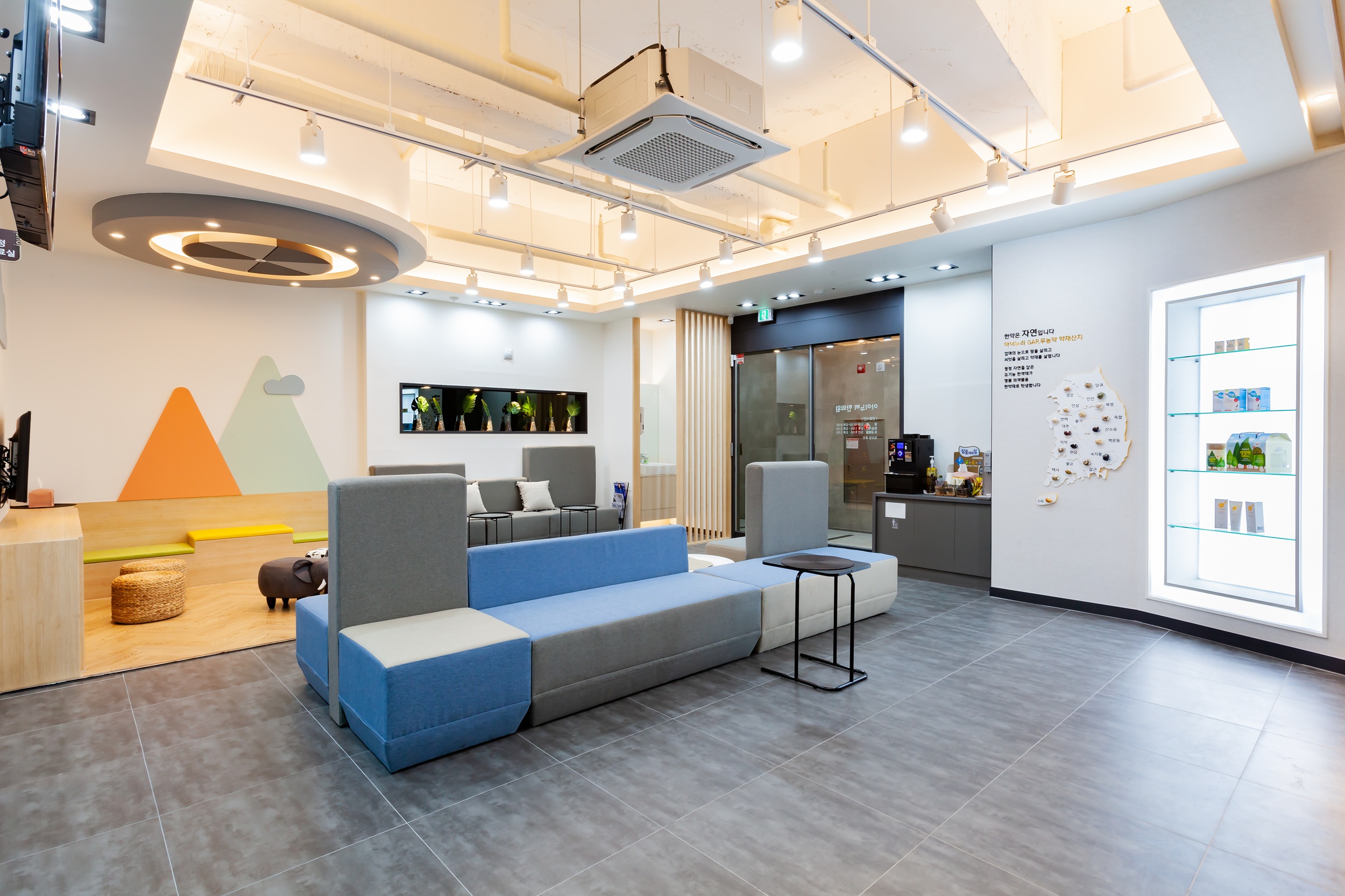 진료 전까지 쾌적하게 기다릴 수 있도록 마련된 공간입니다.