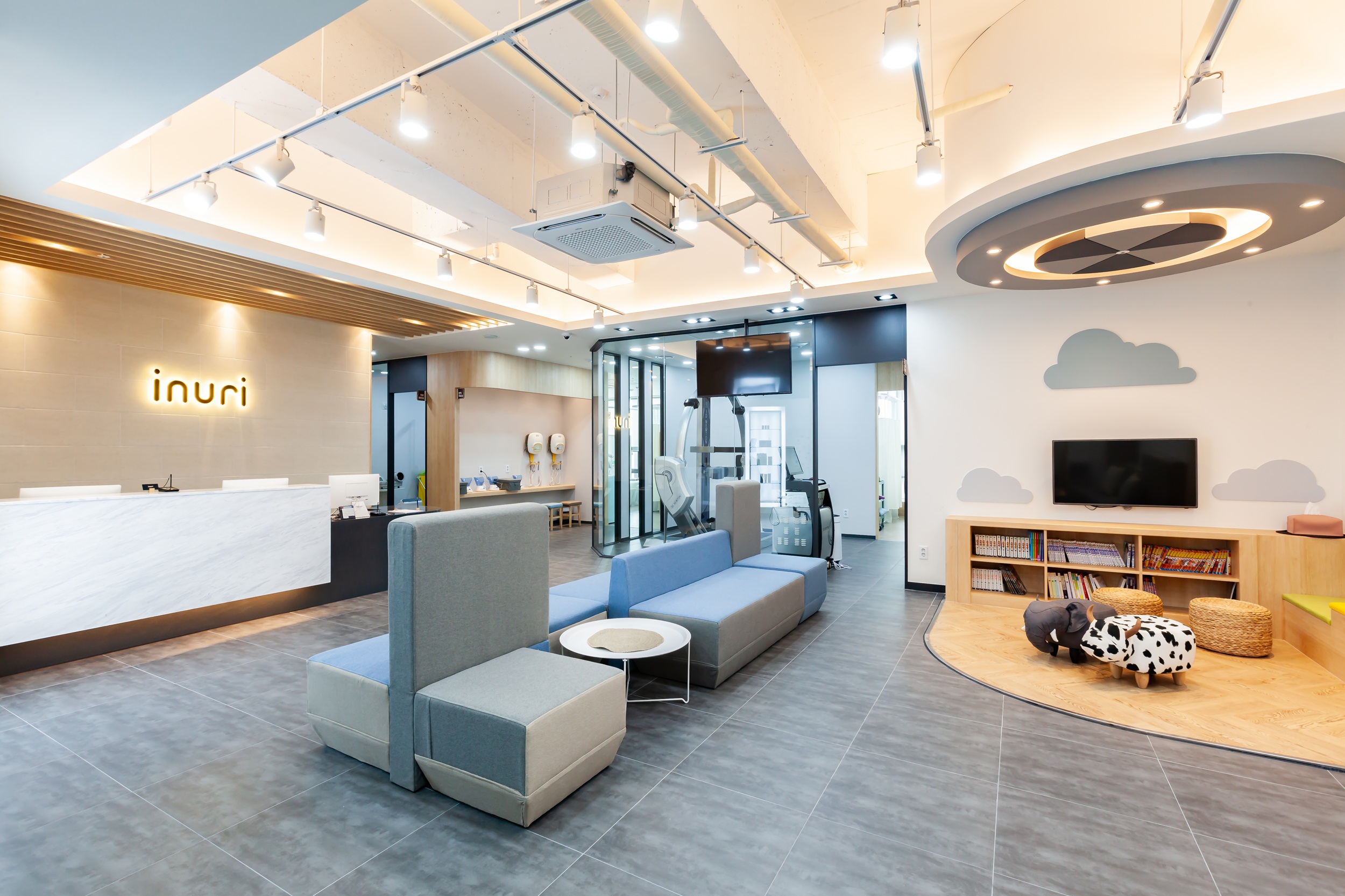 진료 전까지 쾌적하게 기다릴 수 있도록 마련된 공간입니다.