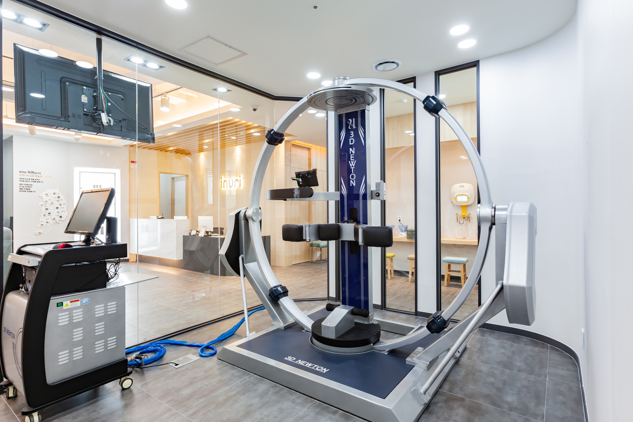 척추 근육을 강화하고 몸의 균형을 잡아주는 재활 치료 공간입니다.