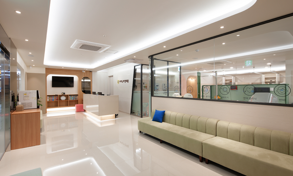 진료 전까지 쾌적하게 기다릴 수 있도록 마련된 공간입니다.