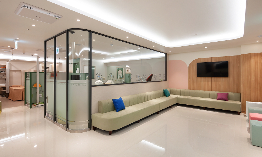 진료 전까지 쾌적하게 기다릴 수 있도록 마련된 공간입니다.