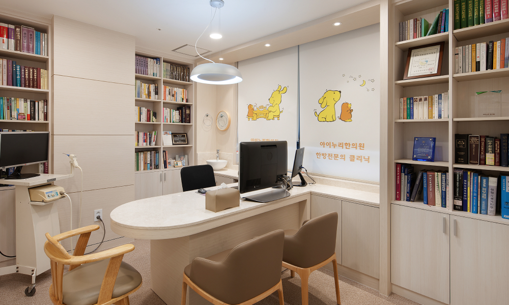 아이의 작은 변화까지 놓치지 않는 세심한 진료가 시작되는 공간입니다.