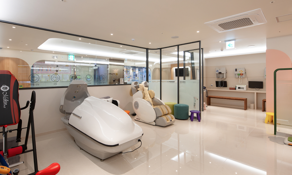 아이의 성장부터 통증, 바른 체형 교정까지 세심하게 치료하는 공간입니다.