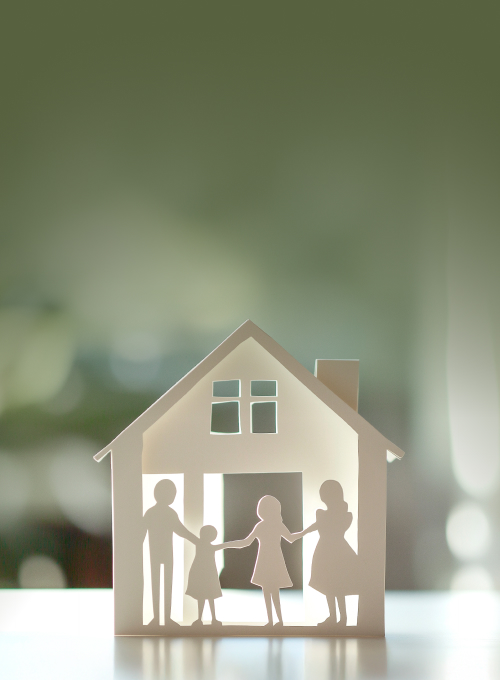 가족이 함께 있는 집 모형 이미지