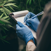 팔을 올리며 웃고 있는 여자 아이