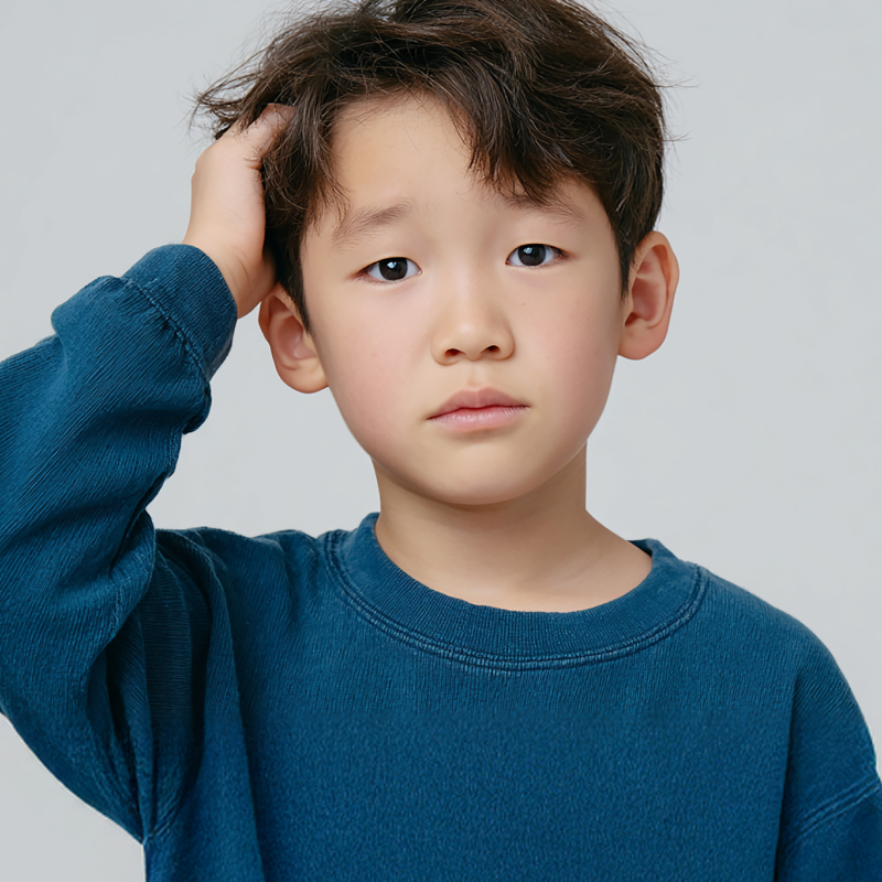 머리를 만지고 있는 어린아이